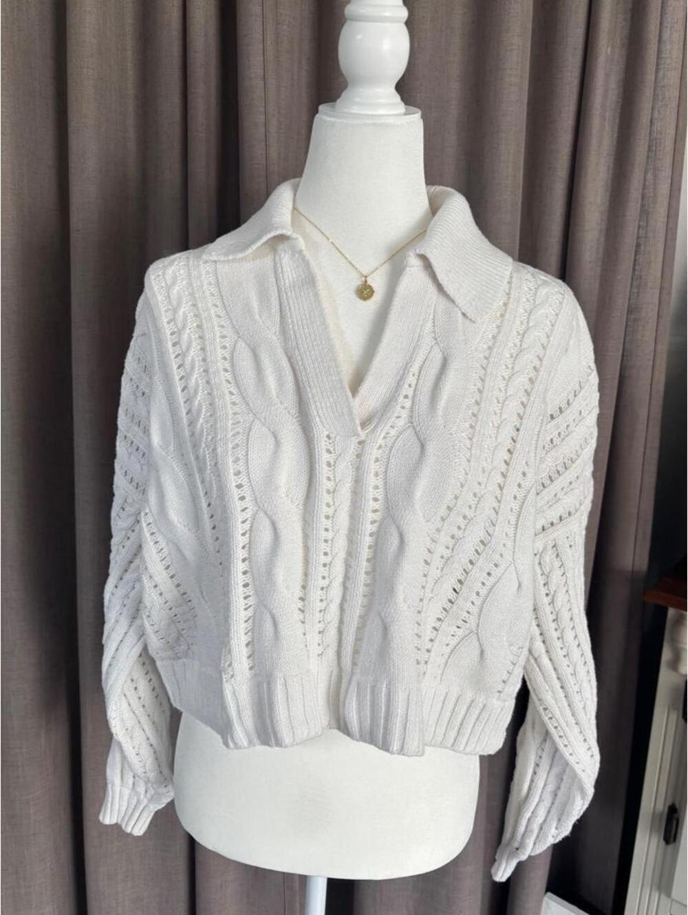 Hollister white cable knit cropped sweater 🤍